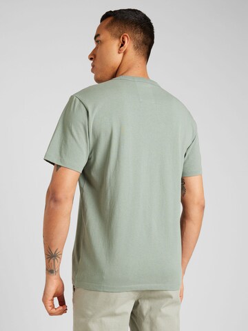 Tricou de la NOWADAYS pe verde