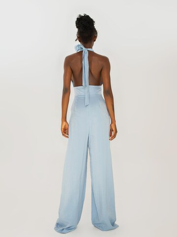 UVIA Jumpsuit 'UVIA Maxi-jumpsuit met open rug, wit, S' i blå
