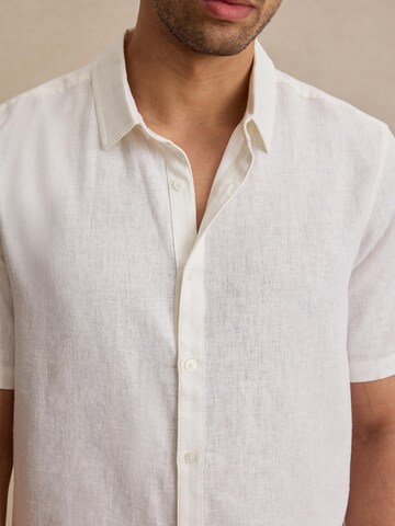 DAN FOX APPAREL - Ajuste regular Camisa 'Samir' en blanco
