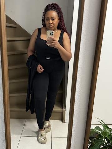 Mowi Fit Tracksuit in Black