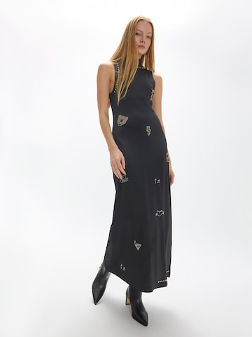 Lola Casademunt - Vestido en negro: frente