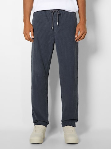 Bershka Regular Trousers in Blue: front