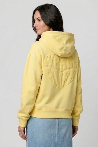 Felpa 'DanyaAK P' di alife & kickin in giallo: frontale