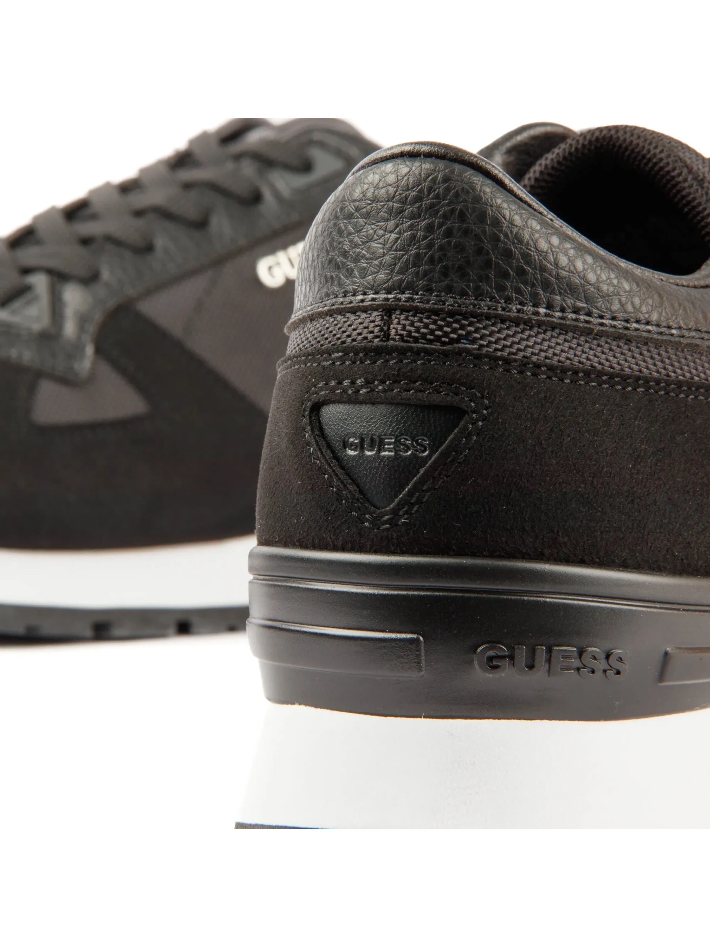 GUESS - Zapatos con cordón 'Tresa' en negro