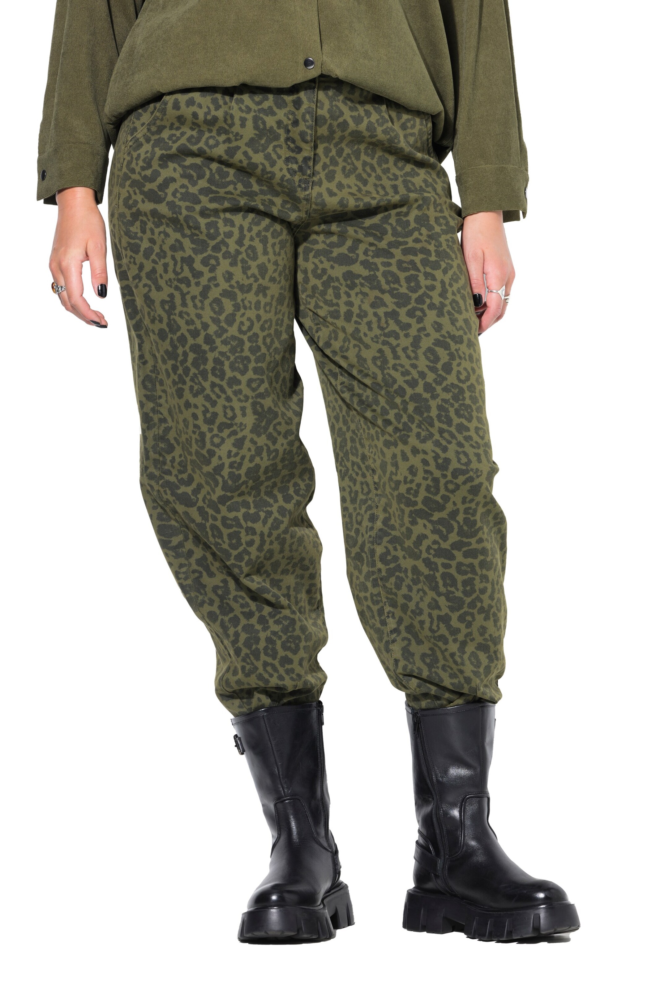 Studio Untold Tapered Jeans in Green: front