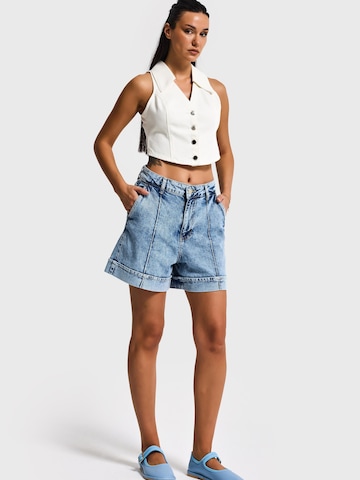 IT'S BASIC Regular Jeans 'Mini Denim Short' in Blauw: voorkant