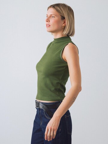 Top di Honest Basics in verde