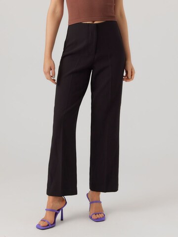 VERO MODA Loose fit Trousers with creases 'Sandy' in Black: front