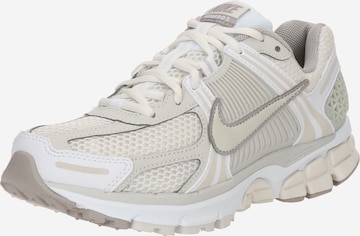 Baskets basses 'Zoom Vomero 5' Nike Sportswear en blanc : devant