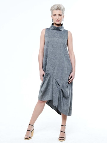 Robe d’été Metamorphoza en gris : devant