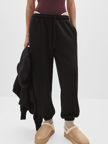 Tapered Pantaloni di Pull&Bear in nero: frontale