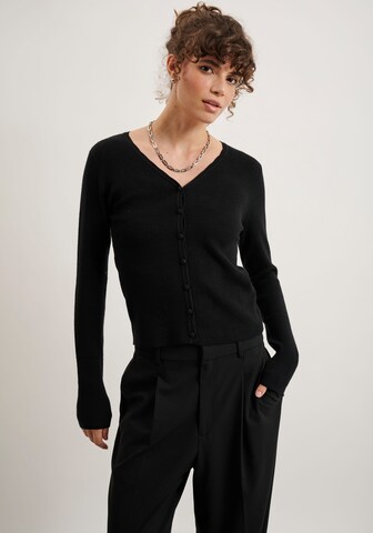 Hailys Strickjacke in Schwarz: Vorderseite