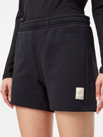 Hummel Regular Shorts in Schwarz