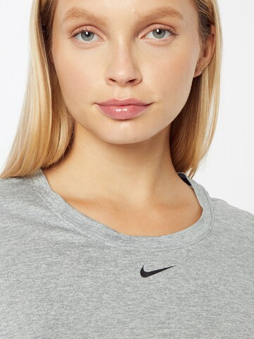 NIKE - Camiseta funcional en gris