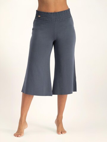 Urban Goddess Yoga & Activewear Loosefit Sporthose 'Flow Yoga und Pilates Capri' in Grau: Vorderseite
