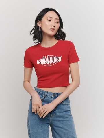 UNFOLLOWED x ABOUT YOU Shirt 'GIRLFRIEND' in Rood: voorkant