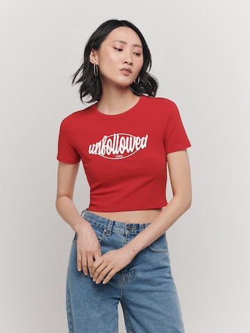 UNFOLLOWED x ABOUT YOU - Camiseta 'GIRLFRIEND' en rojo: frente