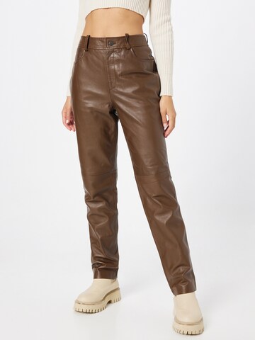OBJECT - Pantalón 'THORA' en marrón: frente