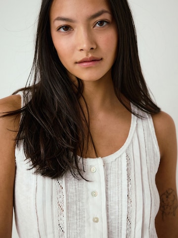 Top de la Next pe alb