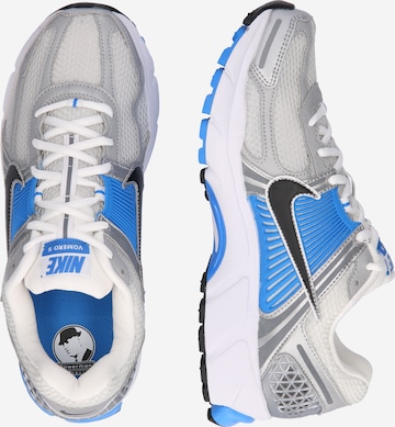 Nike Sportswear Matalavartiset tennarit 'ZOOM VOMERO 5' värissä valkoinen