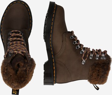 Ghete cu șireturi 'Serena Collar' de la Dr. Martens pe maro