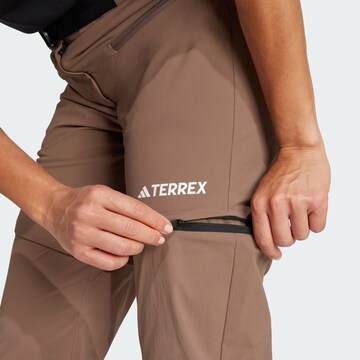Effilé Pantalon outdoor 'Utilitas' ADIDAS TERREX en marron