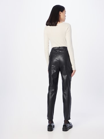 Coupe slim Pantalon à plis 'GEMMA ATKINSON' In The Style en noir