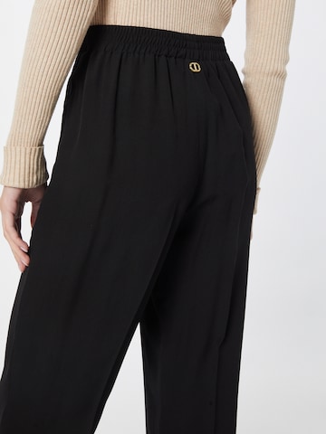 regular Pantaloni con piega frontale di Twinset in nero