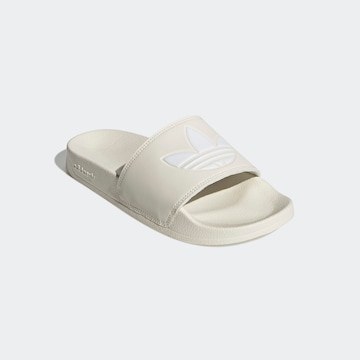 ADIDAS ORIGINALS - Sapato aberto 'Adilette' em branco