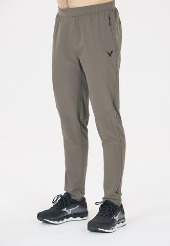 Virtus Tapered Funktionshose 'Mack' in Grau: Vorderseite