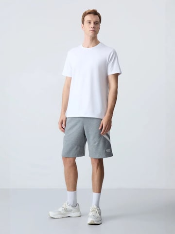 Tommy Life Regular Trousers in Grey