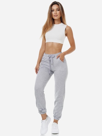 Tazzio - Tapered Pantalón deportivo 'F300' en gris: frente