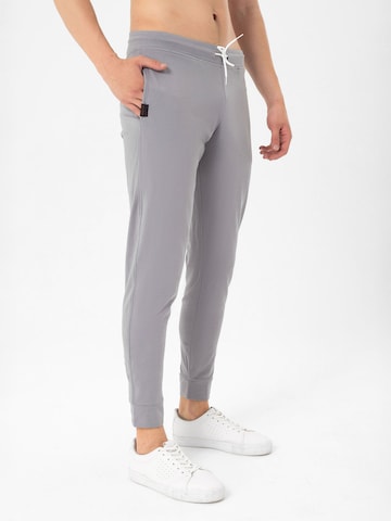 By Diess Collection Normální Kalhoty – šedá