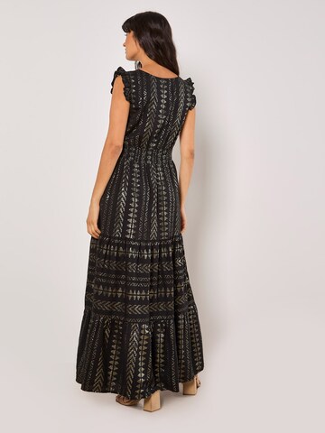 Apricot Kleid in Schwarz