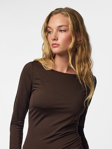 PIECES Top in Braun