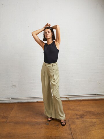 Aligne Wide leg Pleat-Front Pants 'Edna' in Green: front