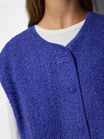Gilet 'KATTY' di PIECES in blu