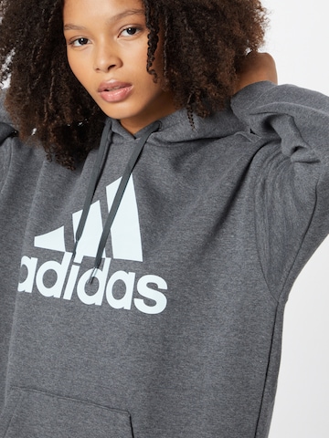 ADIDAS SPORTSWEAR Sport sweatshirt 'Essentials Logo friend Fleece' i grå