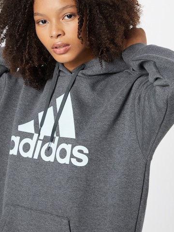 ADIDAS SPORTSWEAR Αθλητική μπλούζα φούτερ 'Essentials Logo friend Fleece' σε γκρι