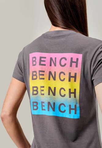 BENCH T-Shirt in Grau
