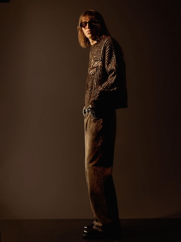 Pulover de la Bershka pe negru