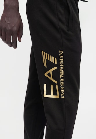 Effilé Pantalon EA7 Emporio Armani en noir : sur le côté