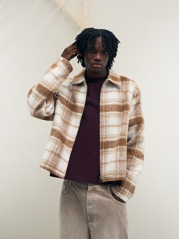 Bershka Tussenjas in Bruin: voorkant