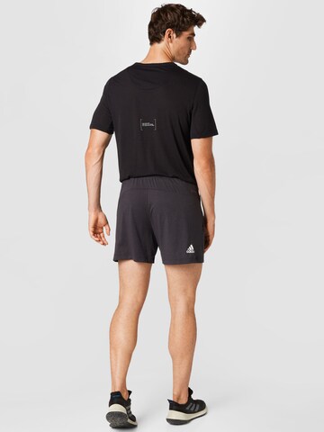 ADIDAS PERFORMANCE Loosefit Sportshorts '3 Bar' in Schwarz