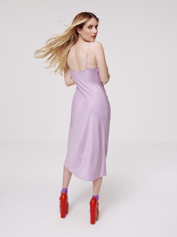 Robe 'Romy' Daahls by Emma Roberts exclusively for ABOUT YOU en violet