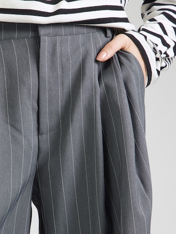 STUDIO SELECT - Pierna ancha Pantalón plisado 'Zelda' en gris