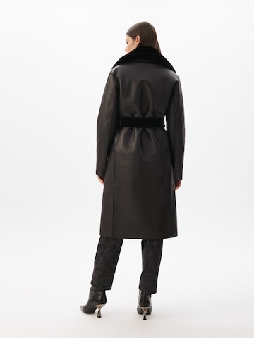 Lola Casademunt Pitkä talvitakki värissä musta