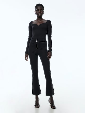 EDITED Rozkloszowany krój Spodnie 'Linette' w kolorze czarny