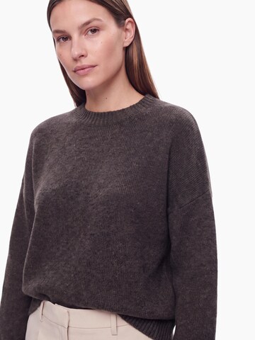 Pull-over 'VMBOOM' Vero Moda Petite en marron