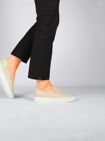 BLACKSTONE - Sapato Slip-on 'FLORA ' em bege: frente